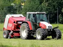 STEYR 9083 ist mit der Rundballenpresse WELGER RP200 im Einsatz; 120706