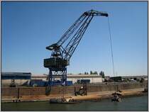 Hafenkran im Duisburger Rheinhafen, aufgenommen am 05.05.2008 w�hrend einer Hafenrundfahrt.