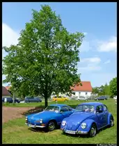 Ein blauer VW-K�fer und ein blauer Karmann-Ghia beim K�fertreffen am 1.Mai 2011 in Hilpoltstein.
