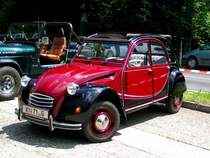 2CV ist einer von 3.868.631 gefertigten Fahrzeugen dieses Modells, und steht zur Besichtigung bei einer Oldtimerausstellung in der N�he von RIED i.I.; 080622 