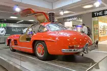 Mercedes 300 SL Fl�gelt�rer, Flughafen Frankfurt, 03.11.2011