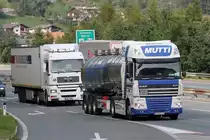 DAF XF Tanksattelzug von  Mutti  aus der Slowakei wird auf seinem Weg hinauf zum Brennerpass von einem MAN Sattelzug aus Tschechien verfolgt, 28.08.2012 