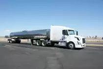 Volvo VN Tanklastzug in der W�ste von Nevada USA 09 2012