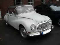 DKW 1000 S de Luxe Coupe. 1962 - 1963. Das 1000 S de Luxe Coupe war die letzte Serie der  runden  DKW. Der auf 980 cm� aufgebohrte 3-Zylinderzweitaktreihenmotor leistet in diesem Modell 50 PS. Die meisten dieser DKW wurden im D�sseldorfer Werk produziert. Ein solches deLuxe Coupe kostete DM 7.125,00. Oldtimertreffen Ennepetal am 04.11.2012.