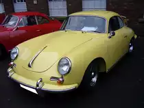 Porsche 356 B. 1959 - 1963. Hier wurde ein 356 B mit der im September 1961 eingef�hrten T6 Karosserie abgelichtet. Diese Karosserie bot mehr Platz. �u�erlich kann man diesen Karosserietyp auch am Tankeinf�llstutzen auf dem vorderen rechten Kotfl�gel erkennen. Oldtimertreffen Ennepetal am 04.11.2012.