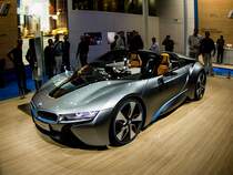 Wunderschön gezeichnete Linien und ihr Zusemmenfluss. Drin mit der neuen E-Technologie, das ist der BMW i8. (Foto: Automesse Paris 11.10.2012)