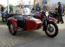 Motorrad MT 10  Dnepr  mit Seitenwagen aus dem ehem. Landkreis Bad Doberan (DBR) fotografiert beim 9. Oldtimertreffen am HEROS-Ostprodukte-Discounter, Rostock/Broderstorf [27.10.2012]