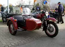 Motorrad MT 10  Dnepr  mit Seitenwagen aus dem ehem. Landkreis Bad Doberan (DBR) fotografiert beim 9. Oldtimertreffen am HEROS-Ostprodukte-Discounter, Rostock/Broderstorf [27.10.2012]