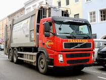 VOLVO-Mllwagen bei seiner Sammeltour durchs Rieder Stadtgebiet; 121102