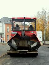 Asphaltfertiger Vgele Super 1800-2 auf einer Baustelle in Zeulenroda. 11.10.2012