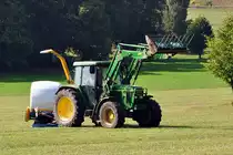 John Deere 6110 SE beim Heuballen  einpacken  beim Rolandsbogen - 17.09.2012