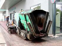 SUPER800 bringt rotbaunen Asphalt auf den vorbereiteten Boden; 120901