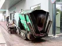 SUPER800 bringt rotbaunen Asphalt auf den vorbereiteten Boden; 120901