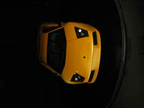 Zur besonderen Vorfhrung an der Wand montierter Lamborghini  in der Autostadt Wolfsburg. - 19.07.2006