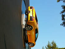 Zur besonderen Vorfhrung an der Wand montierter Lamborghini  in der Autostadt Wolfsburg. - 19.07.2006