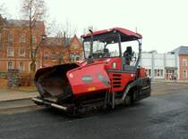 Asphaltfertiger Vgele Super 1800-2 auf einer Baustelle in Zeulenroda. 11.10.2012 