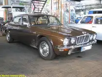 Limousine Jaguar XJ 4.2 aus der Landeshauptstadt Schwerin (SN) gesehen beim 6. Oldtimertreffen im ex. KIW  Vorw�rts  in Schwerin [07.10.2012]

