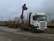 Nachdem Dieser SCANIA seine Holzladung,am 12.November 2012,in Bergen/R�gen abgeladen hatte,wurde noch schnell die Ladefl�che gereinigt und danach ein neuer Schwung Holz geholt.
