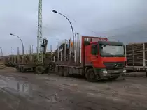 Dieser Mercedes hatte am 12.November 2012 nur noch ein paar Holzst�mme auf der Ladefl�che als Diese in Bergen/R�gen abgeladen wurden.