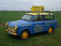 Als Wegweiser fr eine Kfz Werkstatt steht dieser Trabi bei Ramitz auf einer Wiese.Aufnahme vom 09.November 2012