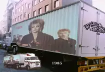 Aufgenommen Juli 1985 .W 50 Sattelauflieger Baujahr 1985.Die Zugmaschine war ein Fahrschul-Lkw 50 Pritsche.Mit zwei Tanks a 200 Liter konnten wir bis Moskau ( ca 2000 km )gefahren.
Der Auflieger war ein Pritschenauflieger.Dieser wurde von einem Kfz-Ingeneur so umgebaut,dass auf allen Achsen die gleichen R�der hatte.
Unser W 50 war ein  Hingucker .Er hat viele L�nder und auch die BRD gesehen.  