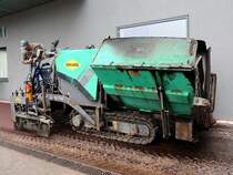 Fertiger SUPER800 beim Aufbringen von Asphalt;120901