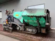 Fertiger SUPER800 beim Aufbringen von Asphalt;120901