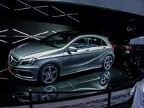 Der neue (ab 2012) A-Klasse von MB. Schon gibt es auch viele auf den Strassen. (Pariser Automesse am 11.10.2012)