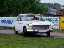 PEUGEOT-404, Bj.1971; erreicht Unterstetten, den Austragungsort der Wadholz-Classic2012; 120715