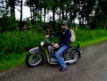 BMW-Motorrad aus fr�heren Tagen, (schade nur, da� sich der Fahrer nicht dementsprechend angepasst hat) anl�sslich der Wadholz-Classic2012; 120715