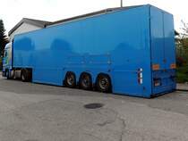 Sattel-Auflieger weist nur noch einige Zentimeter Bodenabstand auf; 121101