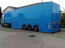 Sattel-Auflieger weist nur noch einige Zentimeter Bodenabstand auf; 121101