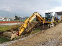 NEW-HOLLAND, KOBELCO E80B hat Feiertagspause, und wird zur Befestigung des Absperrbandes herangezogen; 121101