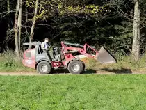 WEIDEMANN 1355-rx45 SK-A; 45PS; flitzt �ber einen Wald-Wiesenweg; 121104
