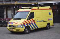 Rettungswagen Mercedes-Benz Sprinter von Falck-Ambuce Wijnegem, Ausbau Profile Vehicles Ltd Finland, vielleicht ein Gebrauchtfahrzeug aus die Niederlande, Aufnahme am 17.11.2012 in Antwerpen