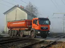 MAN TGS18.440 von Kotzian quert im morgendlichen Nebel, einen Bahn�bergang entlang der Ostbahn; 121114