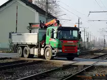SCANIA P320 �berquert einen starkbefahrenen Bahn�bergang der Ostbahn; 121114