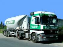 ACTROS 1843 mit Auflieger f�r Losezement wartet am Messegel�nde in RIED i.I. auf n�chste Eins�tze; 080629