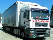 MAN-TGA18.430 mit  kunterbunten Armaturenbrett  wartet die Wochenendruhe am Messegel�nde RIED i.I. ab;080629