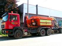 MAN-26.332 hat den  Streusalzaufbau  auf der Ladebr�cke; 080629