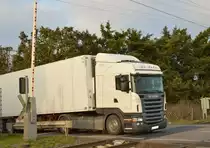 Spanischer Scania am Bahn�bergang Herraher Linde......eben hat er die ortsans�ssige Saftfabrik verlassen. 30.11.2012