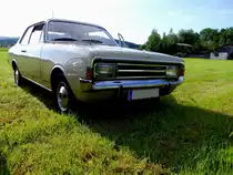 OPEL-Rekord1900; ist zur Oldtimerveranstaltung in St.Marienkirchen eingetroffen; 120805