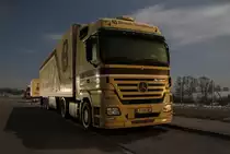 Auch wenn es vielleicht zun�chst nicht danach aussieht: dieses Foto wurde um 2:03 Uhr nachts aufgenommen. Es zeigt einen MB Actros MP2 1848 mit K�hlauflieger der Spedition Braun aus �sterreich bei der Nachtruhe in einem Industriegebiet in Satteldorf, in dem es nachts keine Stra�enbeleuchtung gibt. Aufnahmedatum: 02.12.2012