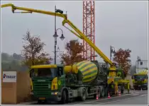 Scania G 480 mit Betonmischerauflieger beim Beliefern einer Baustelle mit Betonmischung gesehen am 14.11.2012.