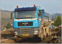 MAN Kipper wurde mit Erdaushub beladen und verl�sst die Baustelle.  16.11.2012