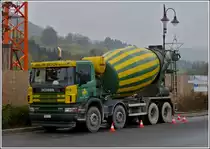 Scania 380 114c mit Betonmischeraufsatz wartet an einer Baustelle darauf seine Ware abzuladen.  14.11.2012