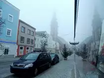 TOYOTA-Avensis-Verso parkt in der Nebelverhangenen, aber weihnachtlich geschm�ckten Schwanthalergasse in Ried; 121201