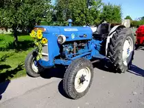 FORDSON-DEXTA wurde anl�sslich der Oldtimerveranstaltung in M�nsteuer mit Blumen geschm�ckt; 120812