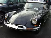 Citroen DS 19 von 1958. Die DS wurde auf dem Pariser Salon 1955 vorgestellt. Hier wurde eine ganz fr�he DS (Erstzulassung 10.07.1958) abgelichtet. Der Wagen ist eine deutsche Erstauslieferung. Besucherparkplatz der Classic Remise D�sseldorf am 05.12.2012.