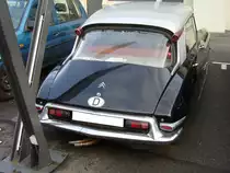 Heckansicht eines Citroen DS 19 von 1958. Auf der Hutablage kann man, das vermutlich erst Kennzeichen des Wagens, erkennen. AL stand f�r Altena im Sauerland. Das heutige Kennzeichen f�r diesen Bezirk lautet MK = M�rkischer Kreis. Besucherparkplatz der Classic Remise D�sseldorf am 05.12.2012.